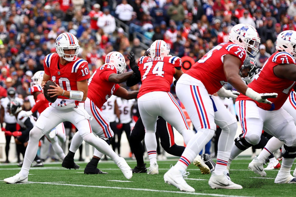 FOXBOROUGH, MASSACHUSETTS - OCTOBER 13: Drake Maye #10 of the New England Patriots looks to pass against the Houston Texans at Gillette Stadium on October 13, 2024 in Foxborough, Massachusetts. (Photo by Maddie Meyer/Getty Images)