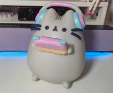 Photo by Rosalie Newcombe of the official Pusheen gamer lamp sitting on a white desk.