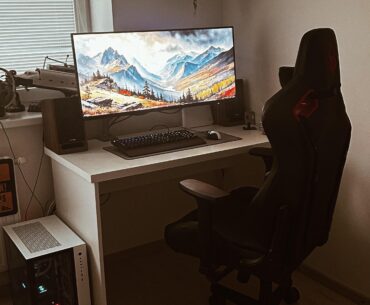 " Minimal " small flat workspace
