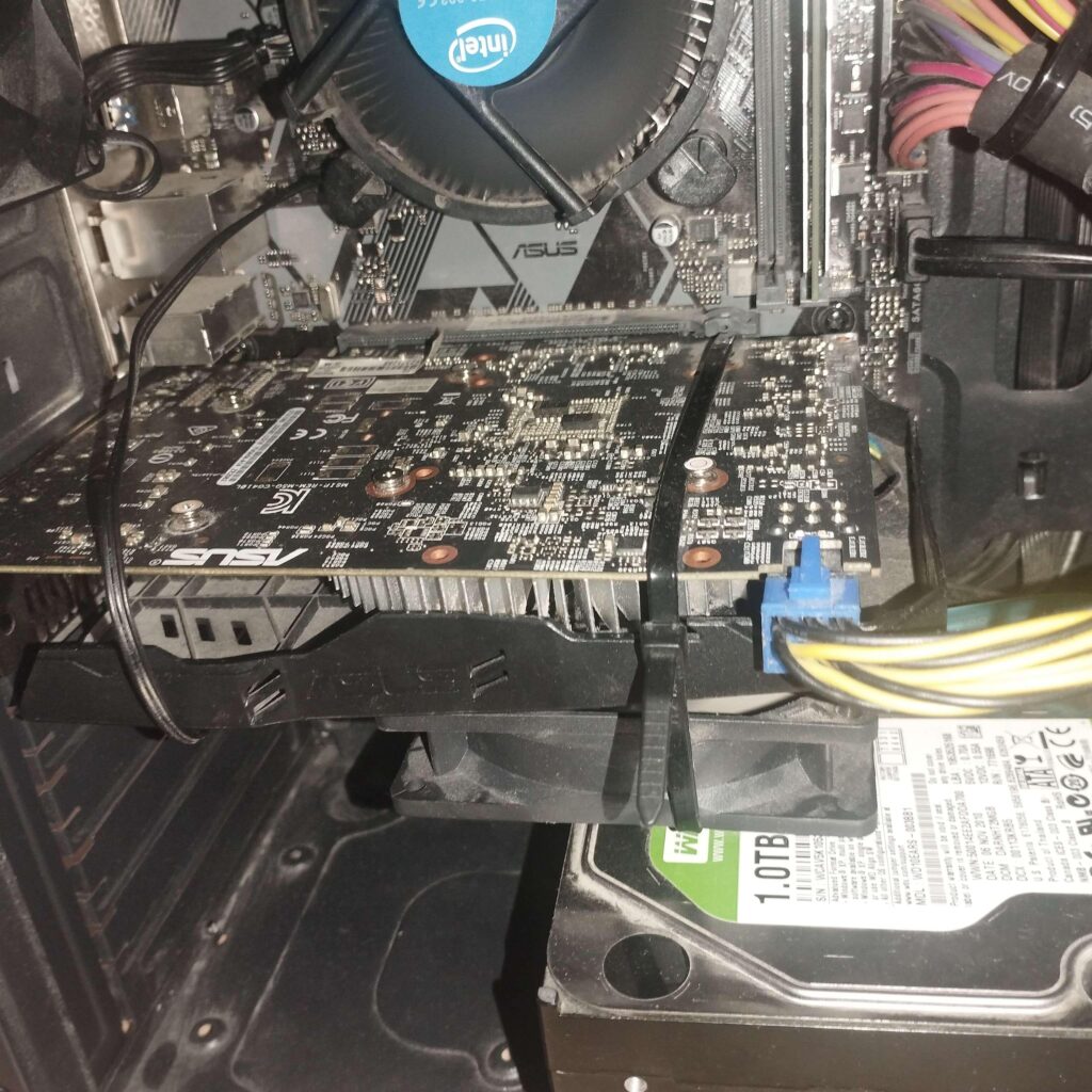 My Friend's GPU fan broke, so He installed a custom one