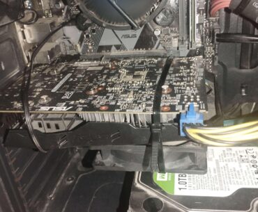 My Friend's GPU fan broke, so He installed a custom one