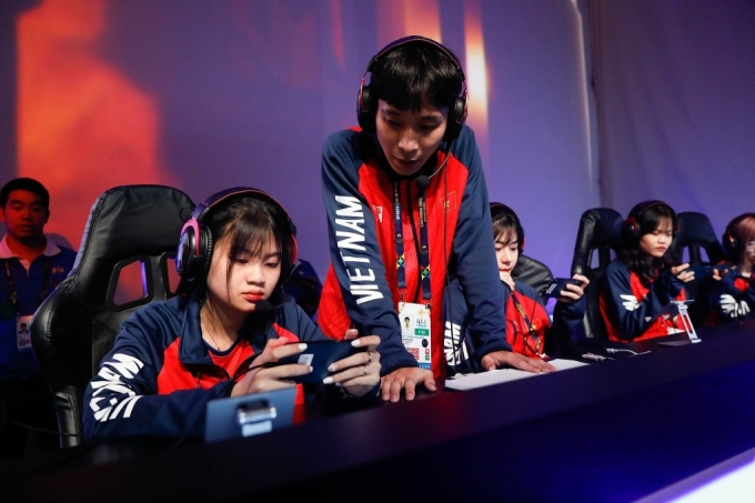 Gamers compete on mobile phones. Photo courtesy of Vietnam GameVerse