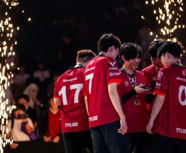 TYLOO players crowd around the MVP medal, it's the first time someone from Chinese team got hold of one