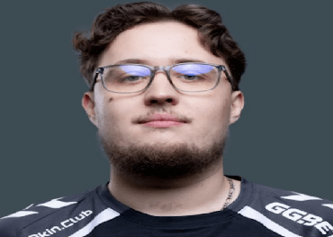 [HLTV] Zywoo on who’s better: Him or S1mple. “I don’t compare myself with anybody,” Then he rolled up his sleeve and showed a tattoo of two major trophies. “I’ll let you interpret that however you want,” Zywoo said.