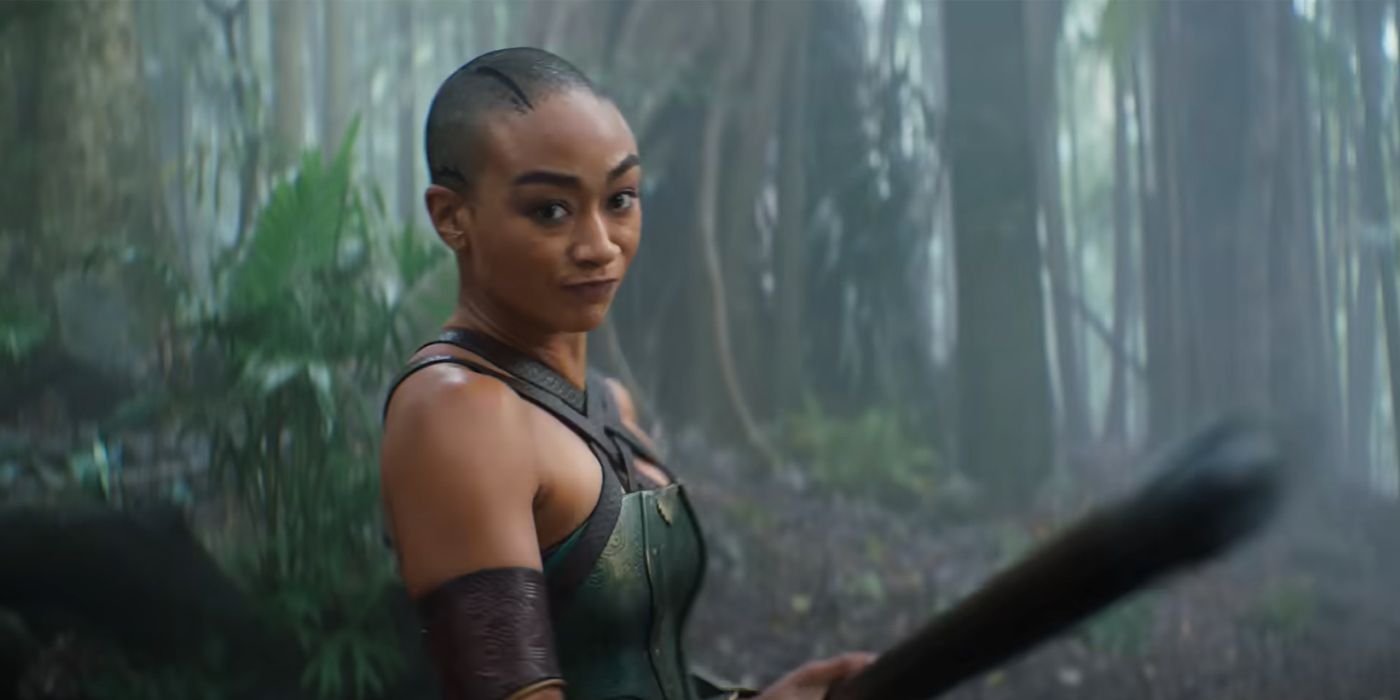 Jade fighting in a forest in Mortal Kombat 2.