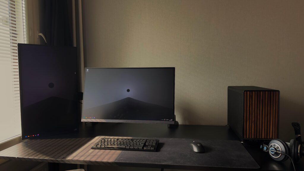 Keeping it clean, except that mousepad...