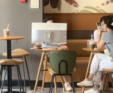 Someone brought their AIO computer to Starbucks.