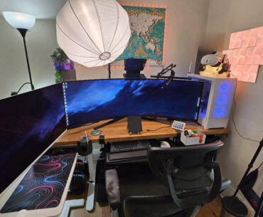 Not the most aesthetic - but here's my ultimate work/gaming set-up.