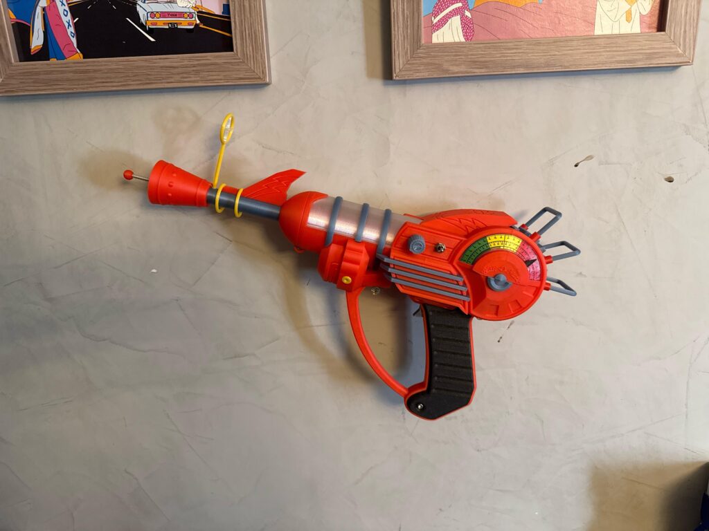 my cousin 3d printed for me the ray gun 😍
