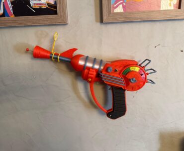 my cousin 3d printed for me the ray gun 😍