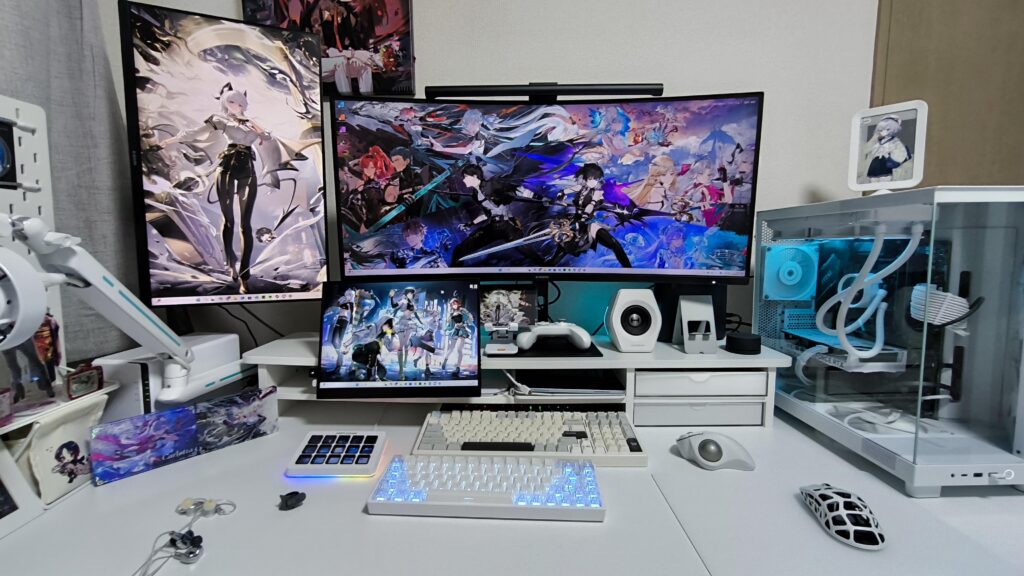 Show me your Ultrawide + Vertical + Mobile monitor combos!