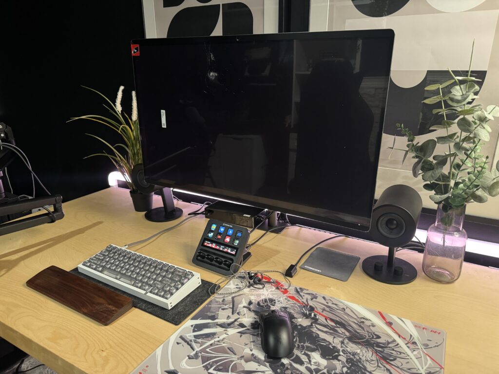 I won r/battlestation most recent Samsung oled giveaway. received it with busted screen :(