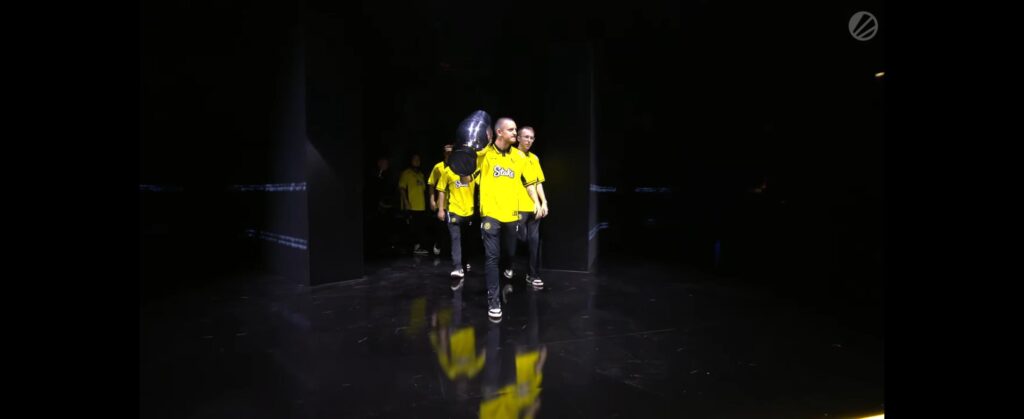 Apex doing the trophy walk out is fuckin awesome