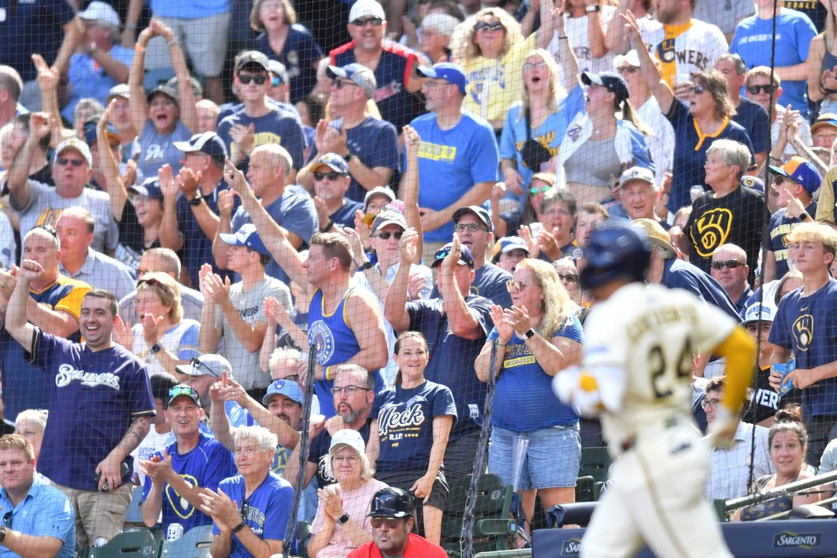 With a 12-game win streak, Brewers give their fans something else to cheer about — free burgers With a 12-game win streak, Brewers give their fans something else to cheer about — free burgers