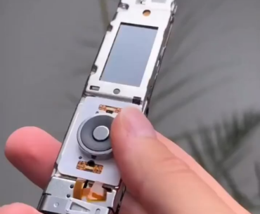 Nokia 7280 “lipstick” phone