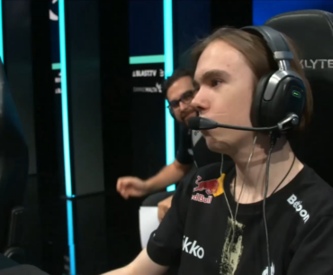 "Find someone who looks at you the way Hally looks at donk"