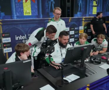 Zonic teaching his team how to play
