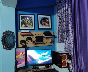 I just moved into a new apartment. This is my original setup. I didn’t have a table in the apartment, but I did have a king-size double bed. I converted it into a single bed since I only needed one, and I’m using the other part as a table, with my travel bag as a chair.