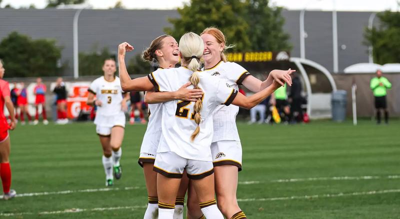 Women’s Soccer Extends MAC Unbeaten Streak to 24 Games Women's Soccer Extends MAC Unbeaten Streak to 24 Games