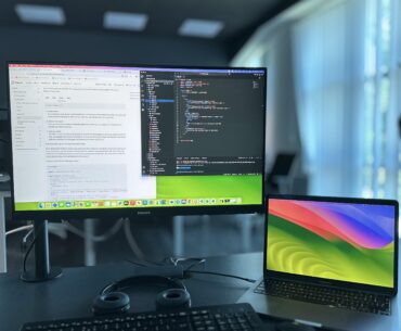 Minimalist dev battlestation — clean & functional