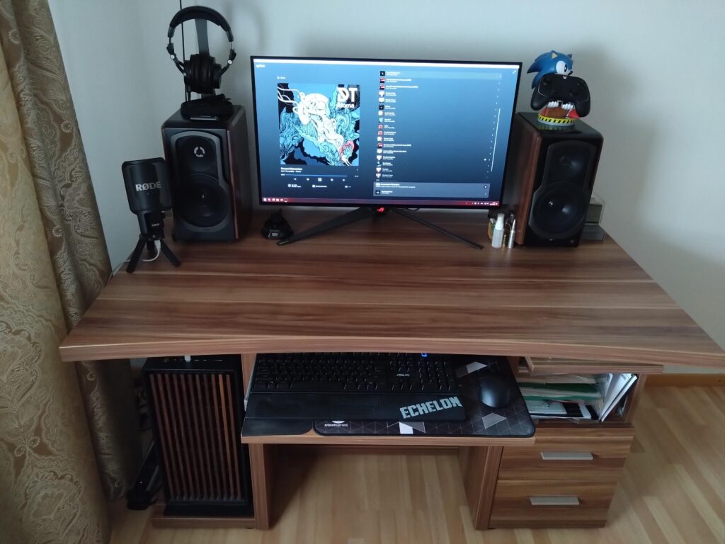 Who's still using an old-school desk with a keyboard tray?