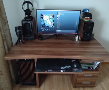 Who's still using an old-school desk with a keyboard tray?