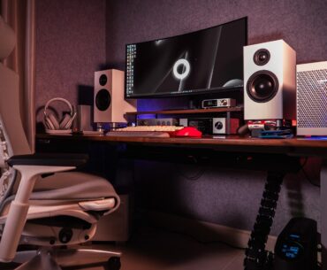A little upgrade to my setup with the NCASE M2 and a monitor riser to keep things tidier.