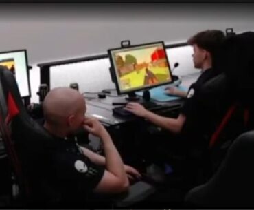 Siuhy playing krunker.io to warmup before his match