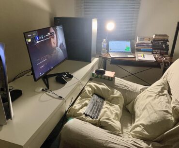 Very comfy Gaming + Studying Literature (Feel so grateful for my parents!!)