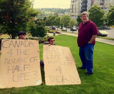 Gabe Newell takes a pic with fans picketing for Half-Life 3 outside Valve HQ, 2011