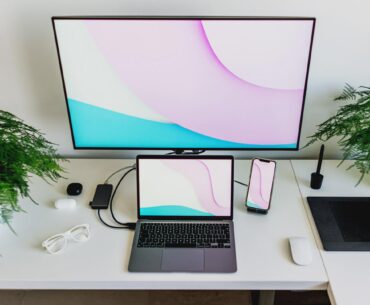 Those using a setup where the external monitor is behind the laptop. Why?