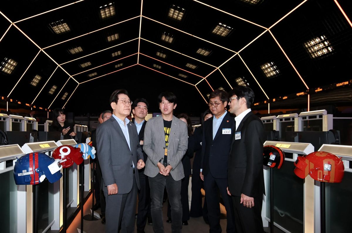 President Lee Jae Myung listens to an explanation from officials at PUBG Seongsu, the game and cultural space operated by Korean game company Krafton in Seoul, Wednesday. Joint Press Corps