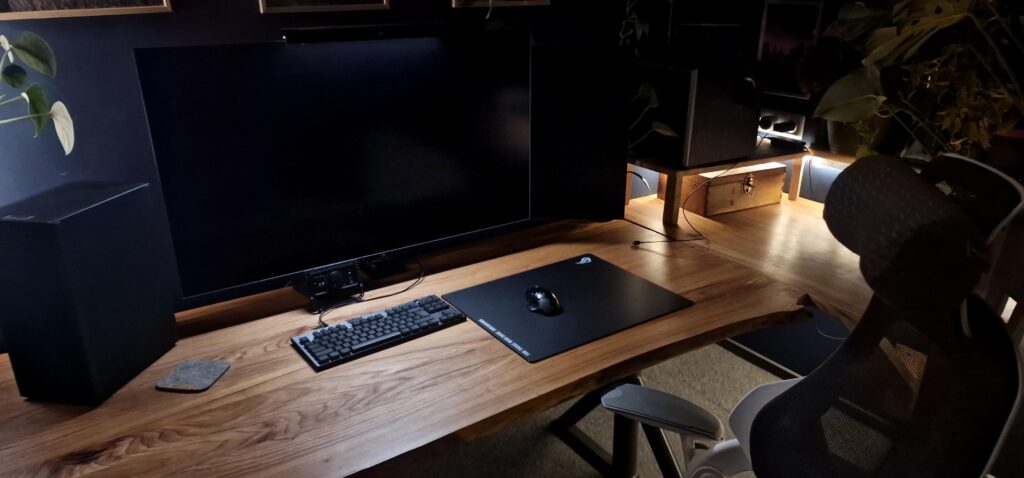 I don't have a flashy wallpaper to show off, in fact my rig is switched off.