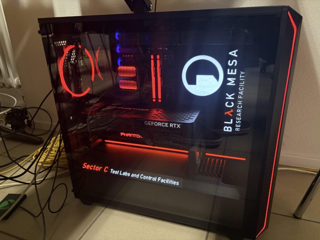 my brother casually showing up at our yearly LAN-party with this half-life themed case