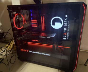 my brother casually showing up at our yearly LAN-party with this half-life themed case