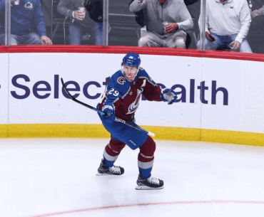 MacKinnon scores 2 goals, Avalanche top Bruins