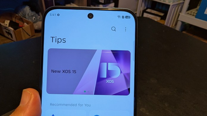 Smartphone display showing the 'New XOS 15' tips screen with an interface suggesting recommended options.