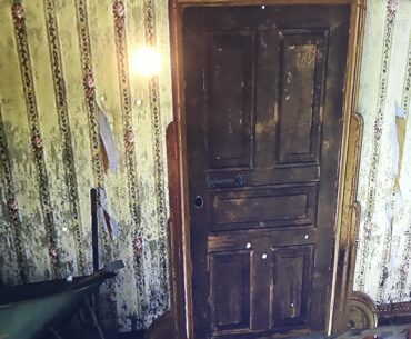Who tf is the guy knocking on the door in Kino?!