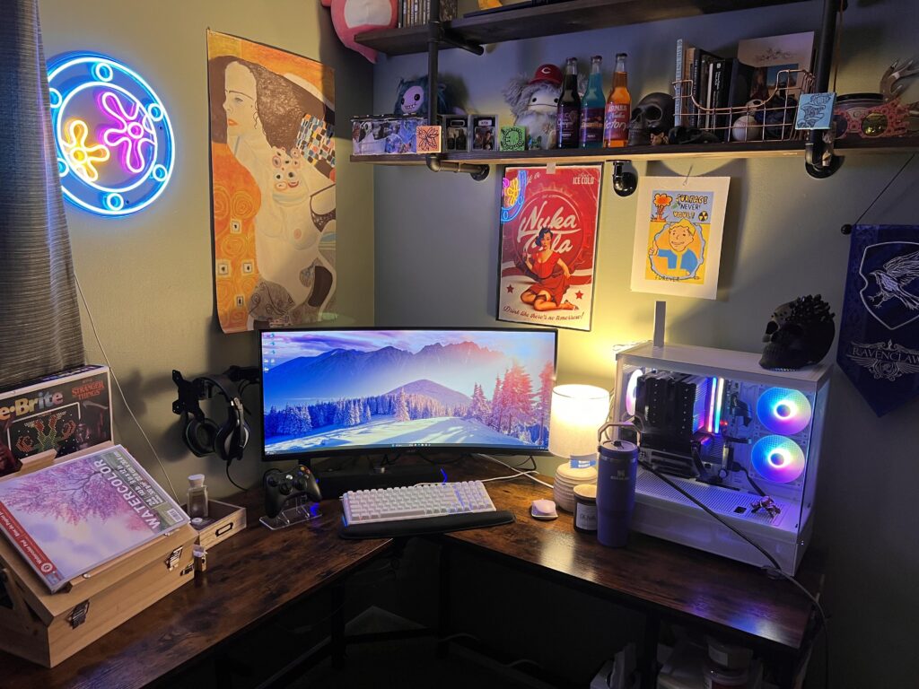 I finally got a curved monitor and replaced my dual screens. She’s perfect! 👾🎮