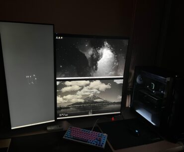I haven't seen many setup with this exact monitor configuration so I thought to share mine