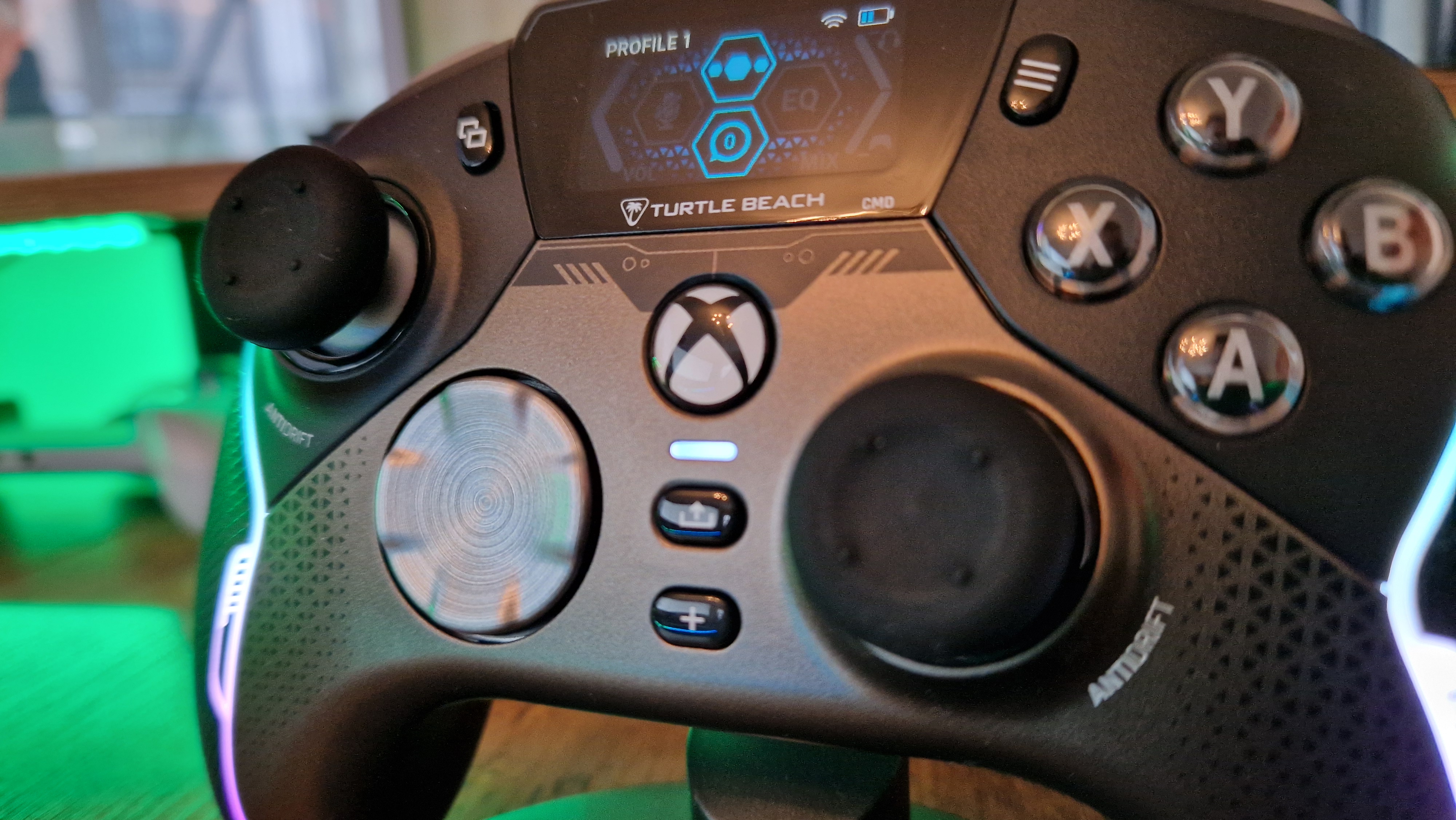 Turtle Beach Stealth Ultra Wireless's facial components up close