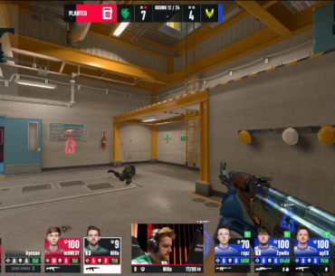 ZywOo steals the round with a smoke defuse to end the half against Falcons