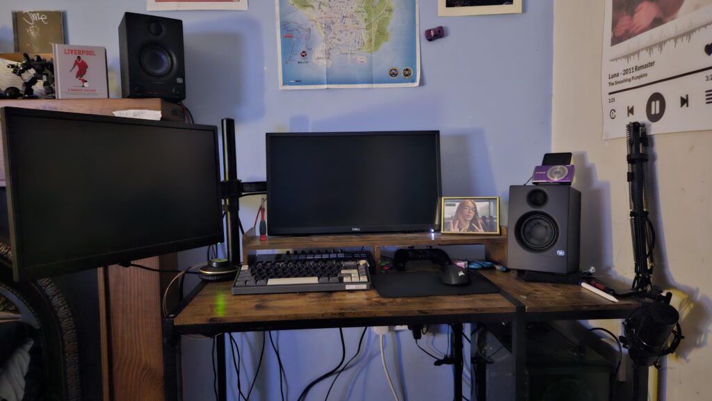 very average battlestation (speaker stands in the mail)