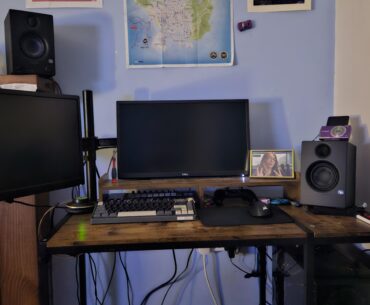 very average battlestation (speaker stands in the mail)
