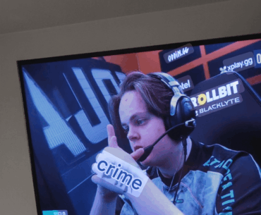 If anyone else was curious what xielo's hand tattoo says