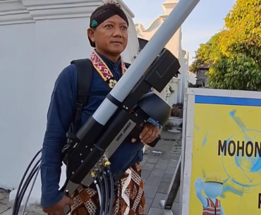 An Abdi Dalem (royal subject) from Indonesia operating an anti-drone countermeasure