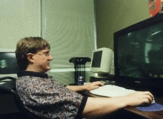 Gabe Newell playing Half-Life in April 1998, 7 months before its launch. The game turns 27 today!