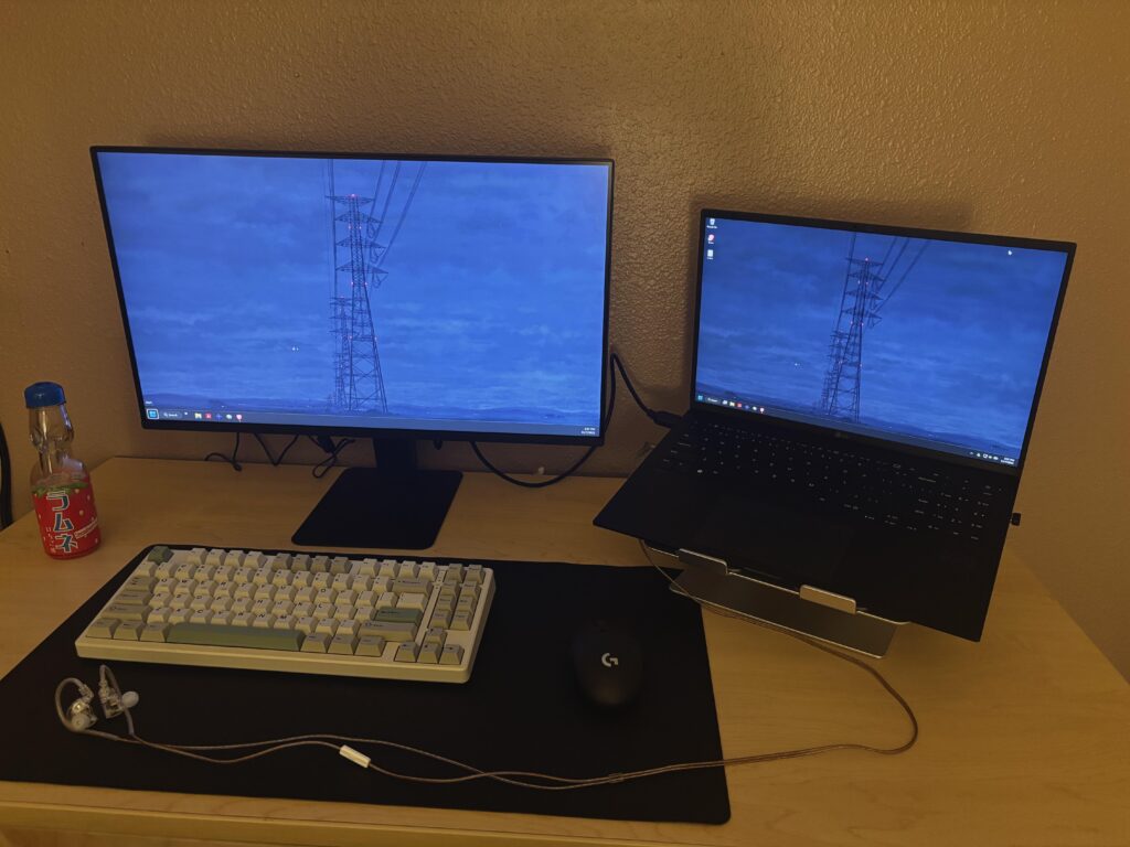 Simple laptop battle station