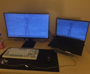 Simple laptop battle station