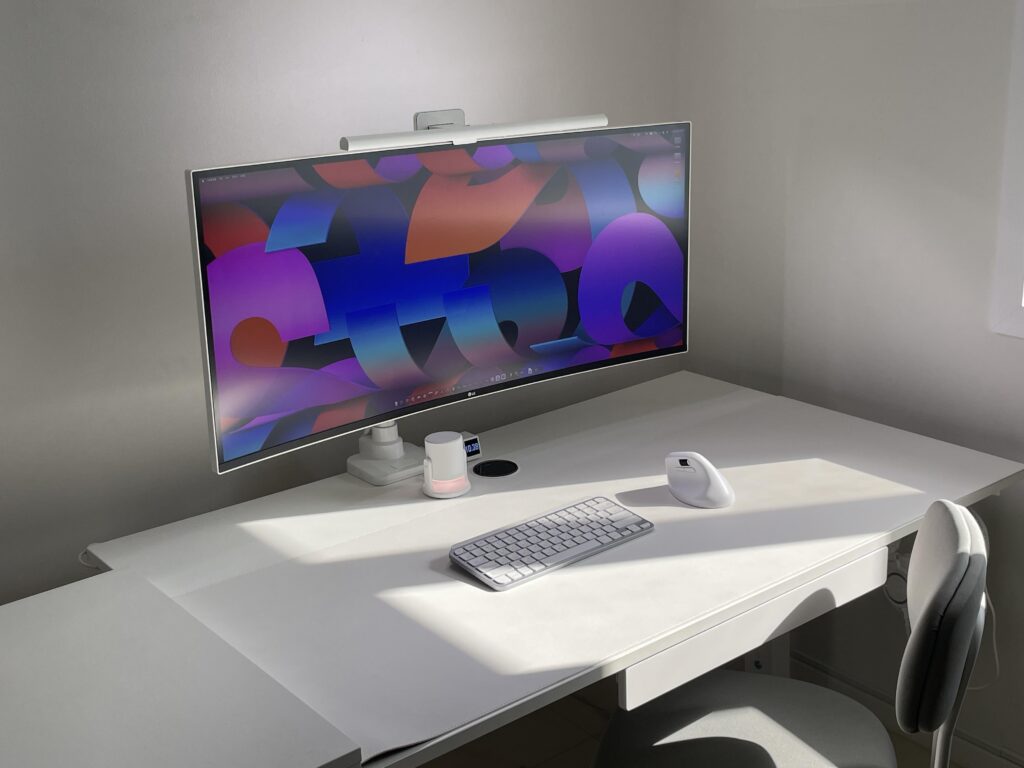 White Minimal Battlestation – Clean Lines & Natural Light
